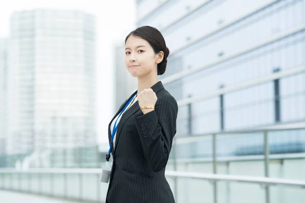 Asiatisk Ung Affärskvinna Kostym Poserar Med Ett Leende Och Jublande — Stockfoto