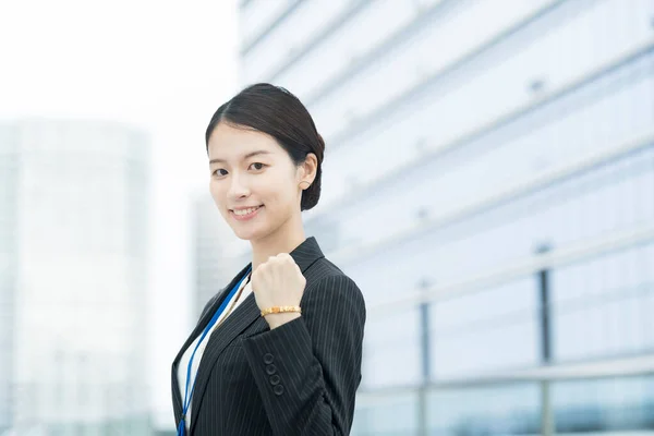 Asiática Joven Mujer Negocios Traje Posando Con Una Sonrisa Animando —  Fotos de Stock