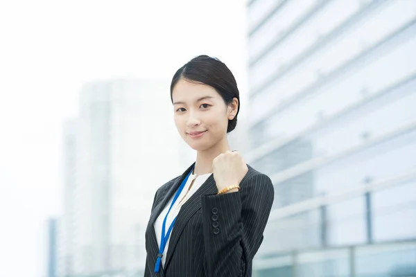 Asiatique Jeune Femme Affaires Dans Costume Posant Avec Sourire Acclamant — Photo