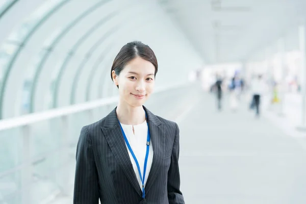 Portrait Une Jeune Femme Affaires Asiatique Souriante Portant Costume — Photo