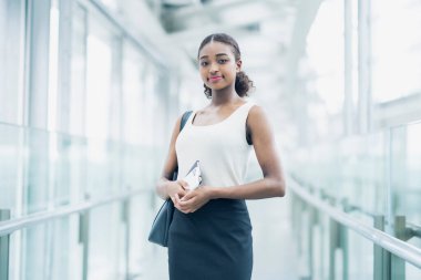 Gülümseyen yüzlü çekici bir iş kadınının portresi.