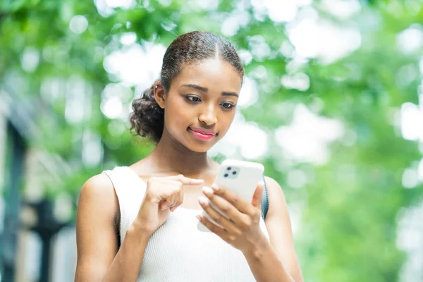 Joven Mujer Negocios Que Opera Mirando Pantalla Del Teléfono Inteligente — Foto de Stock