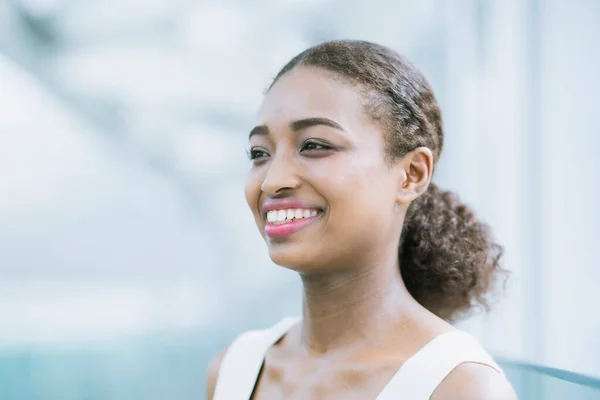 Portrét Atraktivní Mladé Podnikatelky Usměvavou Tváří — Stock fotografie