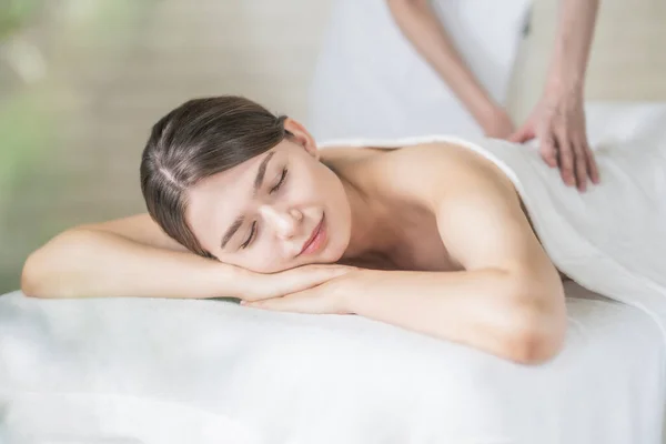Giovane Donna Che Riceve Massaggio Salone Bellezza Atmosfera Luminosa — Foto Stock