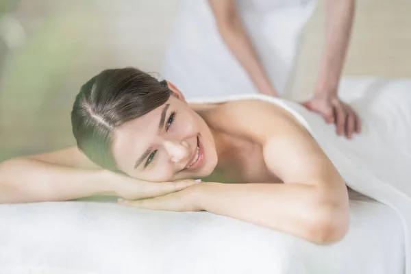 Mujer Joven Recibiendo Masaje Salón Belleza Ambiente Luminoso — Foto de Stock