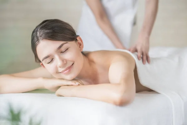 Mujer Joven Recibiendo Masaje Salón Belleza Ambiente Luminoso — Foto de Stock