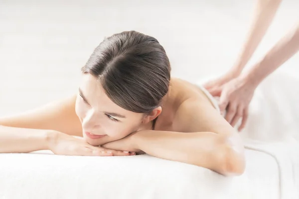 Giovane Donna Che Riceve Massaggio Salone Bellezza Atmosfera Luminosa — Foto Stock