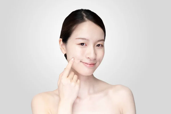 Asiática Jovem Mulher Tocando Rosto Com Mão Expressão Relaxada — Fotografia de Stock