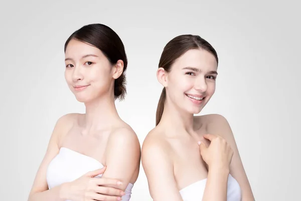 Caucasiens Asiatiques Jeunes Femmes Aligner Portant Blanc Shoulder Tops — Photo