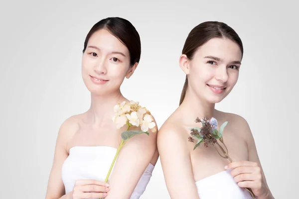 Caucasiens Asiatiques Jeunes Femmes Aligner Portant Blanc Shoulder Tops — Photo