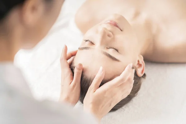 Jonge Vrouw Het Hebben Van Haar Hoofd Gemasseerd Schoonheidssalon — Stockfoto