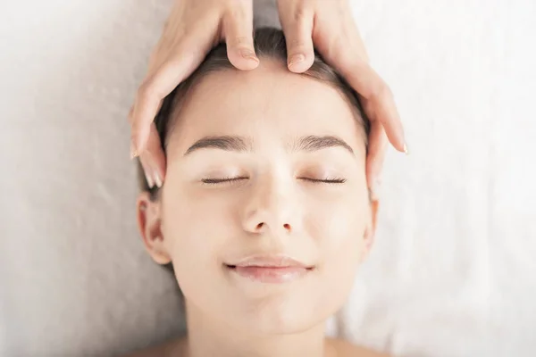 Giovane Donna Avendo Testa Massaggiata Salone Bellezza — Foto Stock