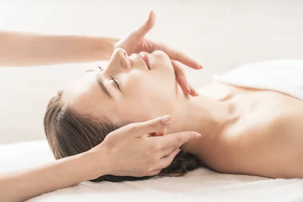 Giovane Donna Avendo Testa Massaggiata Salone Bellezza — Foto Stock