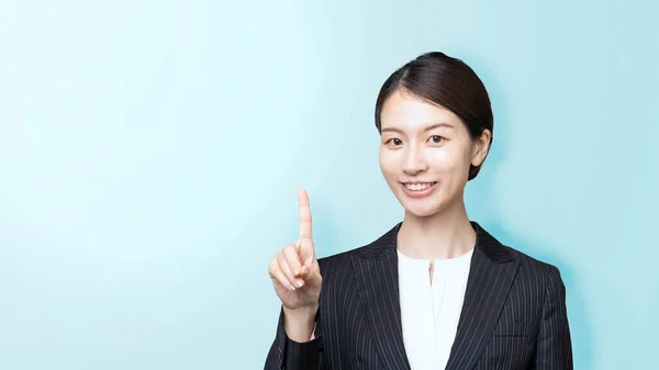 Portret Azjatki Młoda Kobieta Biznesu Pozowanie Palcem Wskazującym — Zdjęcie stockowe