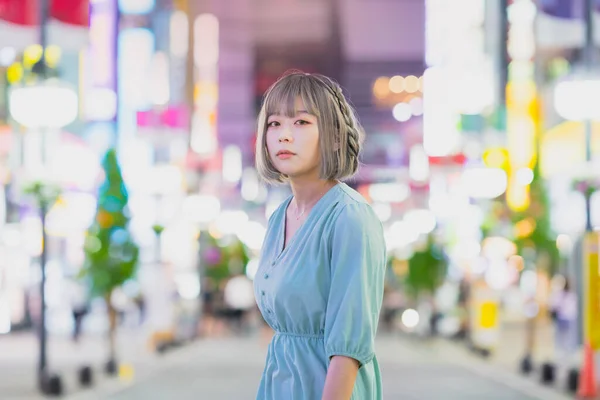 Gece Tokyo Nun Parıldayan Şehrinde Poz Veren Genç Kadın — Stok fotoğraf