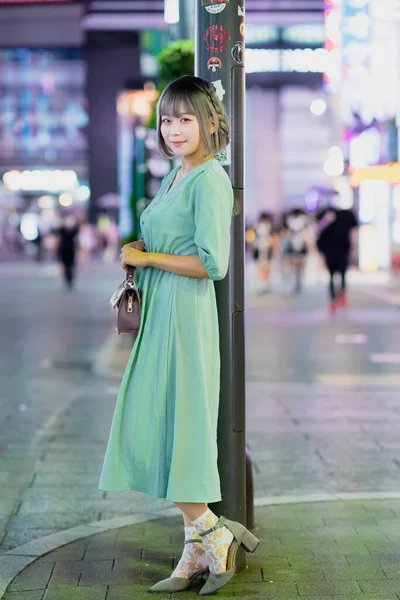 Νεαρή Γυναίκα Ποζάρει Στο Λαμπερό Αστικό Τοπίο Του Τόκιο Νύχτα — Φωτογραφία Αρχείου