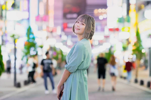 Mujer Joven Posando Brillante Paisaje Urbano Tokio Por Noche — Foto de Stock