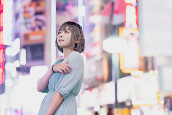 Mujer Joven Posando Brillante Paisaje Urbano Tokio Por Noche — Foto de Stock