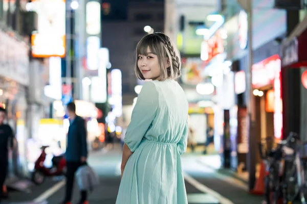 Junge Frau Posiert Nachts Leuchtenden Stadtbild Von Tokio — Stockfoto