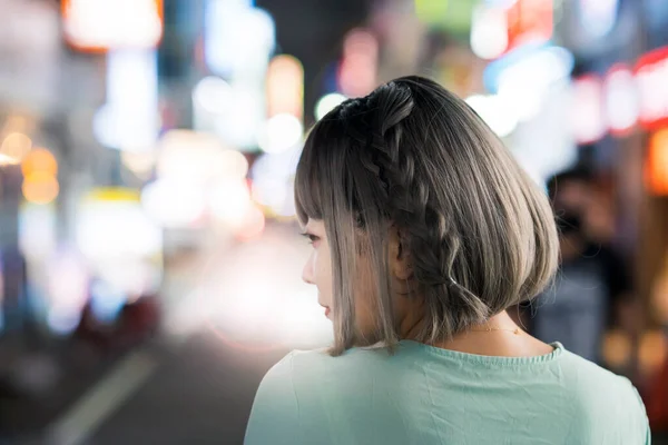 Mujer Joven Posando Brillante Paisaje Urbano Tokio Por Noche — Foto de Stock