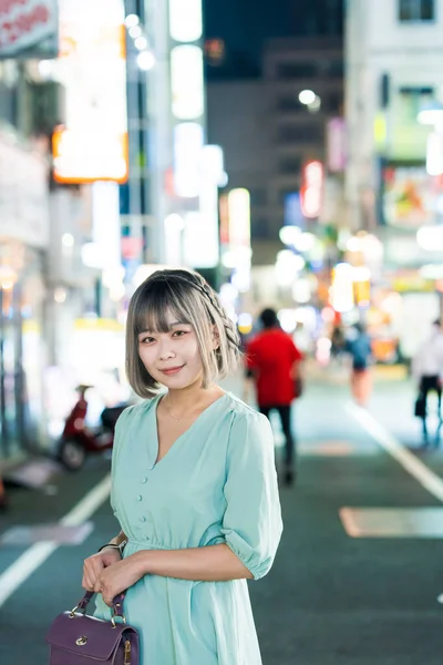 Junge Frau Posiert Nachts Leuchtenden Stadtbild Von Tokio — Stockfoto