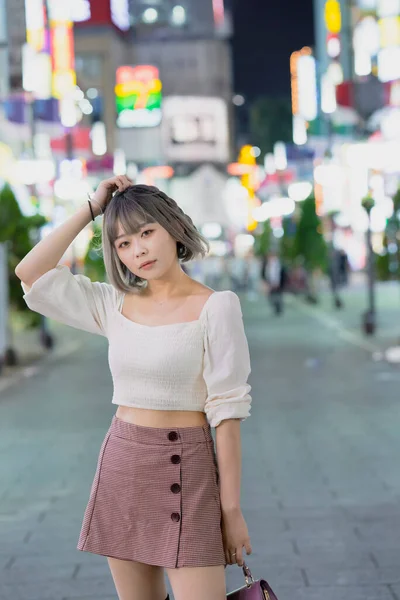 Mujer Joven Posando Brillante Paisaje Urbano Tokio Por Noche — Foto de Stock