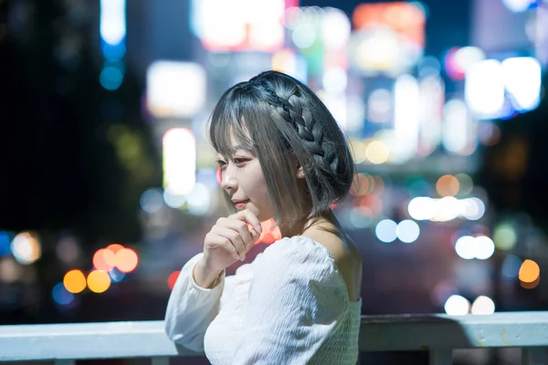 Mujer Joven Posando Brillante Paisaje Urbano Tokio Por Noche — Foto de Stock