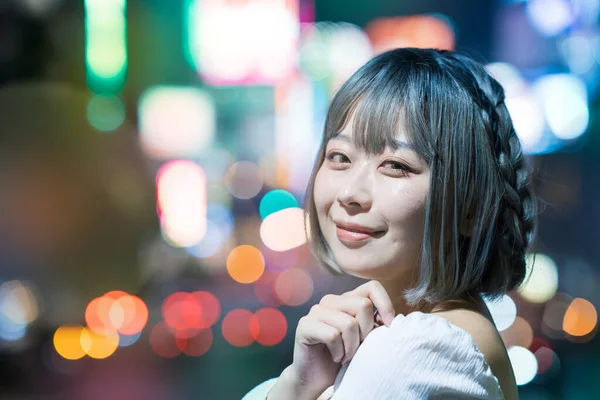 Mujer Joven Posando Brillante Paisaje Urbano Tokio Por Noche —  Fotos de Stock