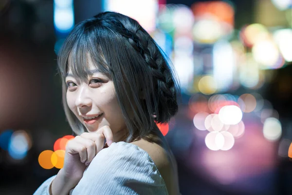 Giovane Donna Posa Nel Paesaggio Urbano Tokyo Notte — Foto Stock