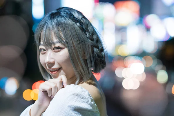 Gece Tokyo Nun Parıldayan Şehrinde Poz Veren Genç Kadın — Stok fotoğraf