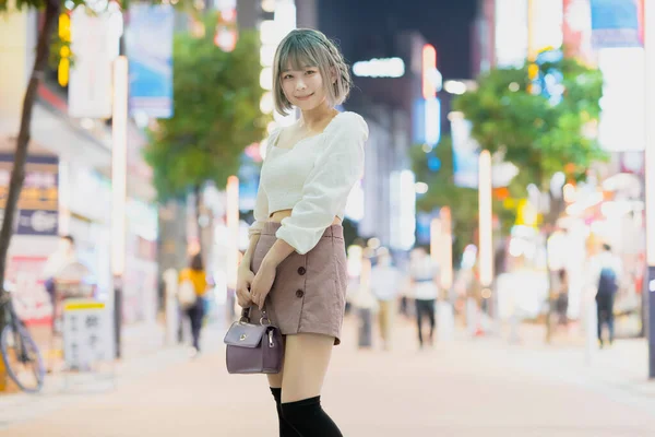 Mujer Joven Posando Brillante Paisaje Urbano Tokio Por Noche — Foto de Stock