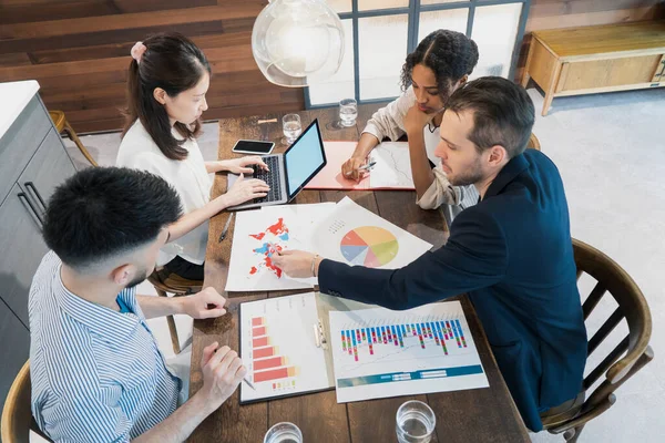 Zakenmensen Van Verschillende Rassen Ontmoeten Elkaar Een Casual Kantoorruimte — Stockfoto