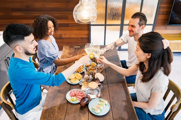 Scen Hemmafest Där Män Och Kvinnor Omger Matbordet — Stockfoto