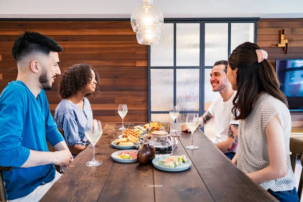 Scen Hemmafest Där Män Och Kvinnor Omger Matbordet — Stockfoto