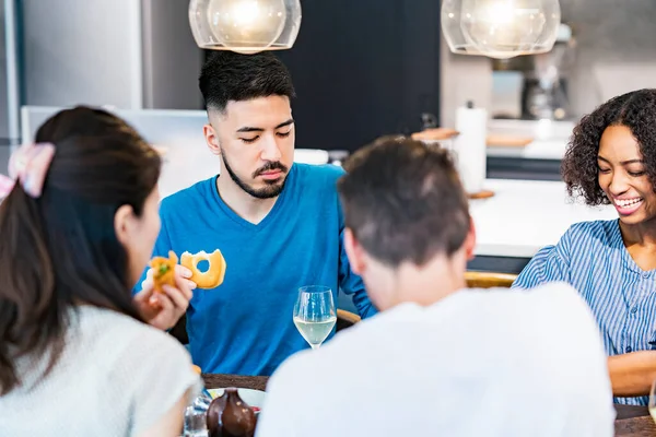 Scen Hemmafest Där Män Och Kvinnor Omger Matbordet — Stockfoto