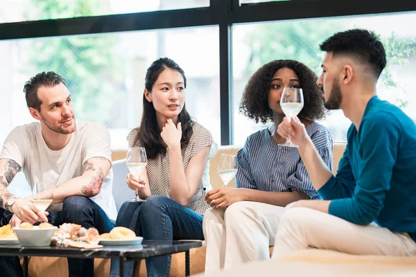 Män Och Kvinnor Som Har Husfest Och Har Kul Och — Stockfoto