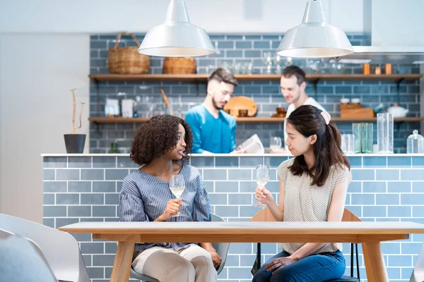 Kvinnor Och Män Olika Raser Chattar Vid Matbordet — Stockfoto