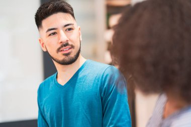 Erkek ve kadın sohbetinin resmi (aşıklar / çiftler)