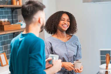 Erkek ve kadın sohbetinin resmi (aşıklar / çiftler)