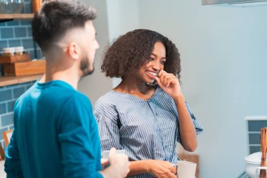 Erkek ve kadın sohbetinin resmi (aşıklar / çiftler)