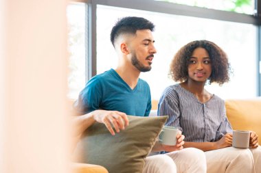 Erkek ve kadın sohbetinin resmi (aşıklar / çiftler)