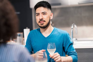 Erkek ve kadın sohbetinin resmi (aşıklar / çiftler)