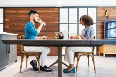 Erkek ve kadın sohbetinin resmi (aşıklar / çiftler)