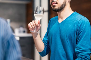 Erkek ve kadın sohbetinin resmi (aşıklar / çiftler)