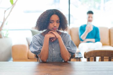 Bir çift erkek ve kadın kavga ediyor ve dik bir bakış sergiliyorlar.