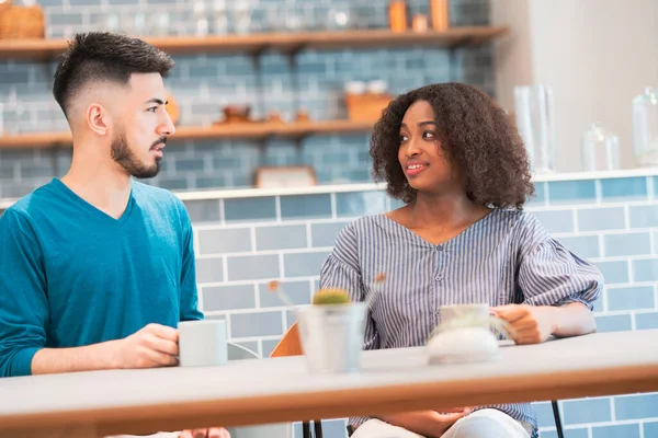 Erkek ve kadın sohbetinin resmi (aşıklar / çiftler)