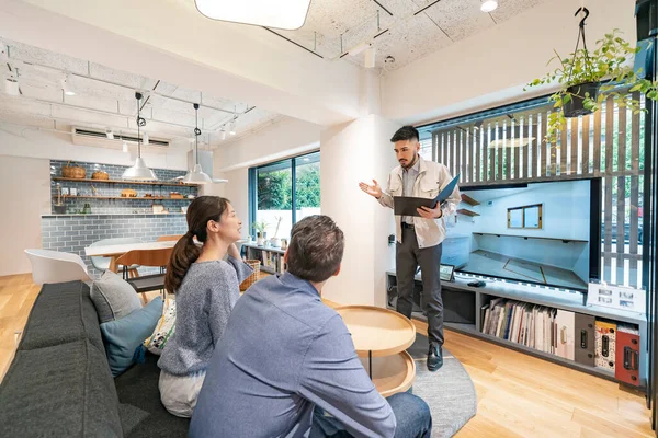 Joven Hombre Mujer Escuchando Explicación Del Diseñador Interiores — Foto de Stock