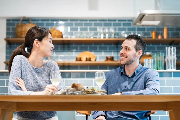 Beeld Foto Van Man Vrouw Chatten Geliefden Koppels — Stockfoto