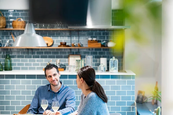 Beeld Foto Van Man Vrouw Chatten Geliefden Koppels — Stockfoto