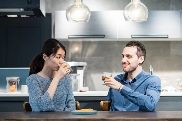 Jonge Man Vrouw Toasten Met Glas Bier Thuis — Stockfoto